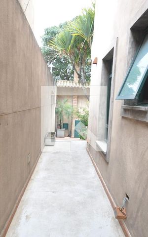 Casa à venda com 378m², 4 quartos e 8 vagasEntrada de Serviço