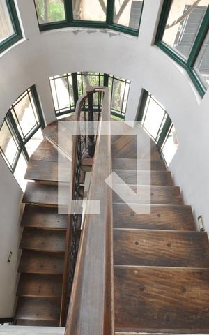 Casa à venda com 378m², 4 quartos e 8 vagasEscada de Acesso aos dormitórios