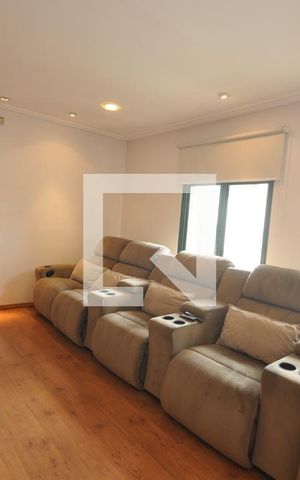 Casa à venda com 378m², 4 quartos e 8 vagasSala de TV