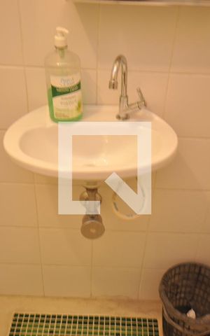 Casa à venda com 378m², 4 quartos e 8 vagasBanheiro de Serviço