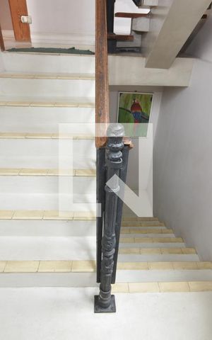Casa à venda com 378m², 4 quartos e 8 vagasEscada de Acesso a Garagem