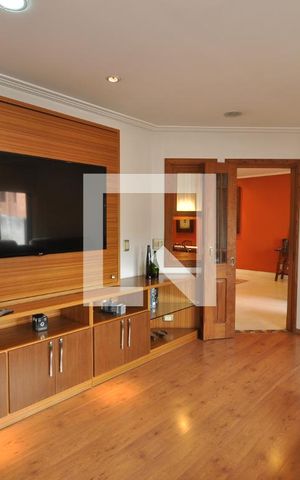 Casa à venda com 378m², 4 quartos e 8 vagasSala de TV