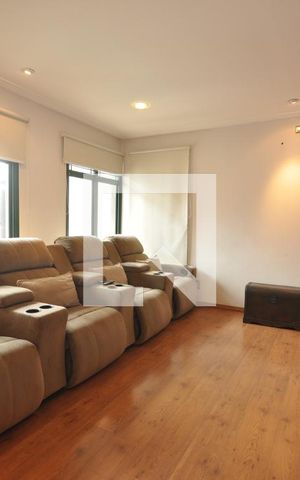Casa à venda com 378m², 4 quartos e 8 vagasSala de TV