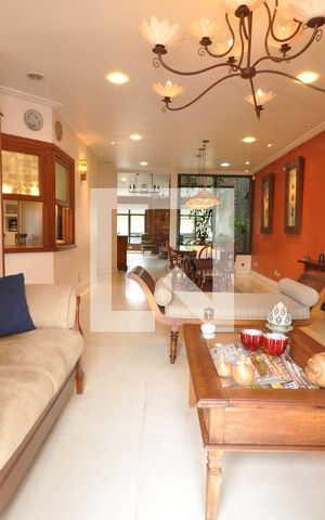Casa à venda com 378m², 4 quartos e 8 vagasSala de Estar