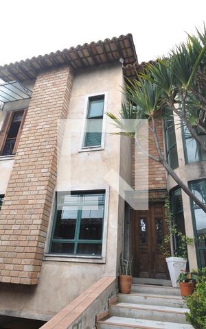 Casa à venda com 378m², 4 quartos e 8 vagasFachada