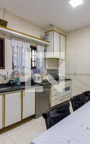 Casa à venda com 252m², 4 quartos e 3 vagas Casa à venda com 252m², 4 quartos e 3 vagasCozinha