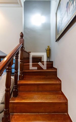 Casa à venda com 252m², 4 quartos e 3 vagas Casa à venda com 252m², 4 quartos e 3 vagasEscada