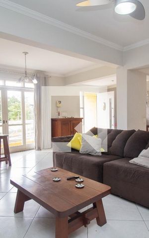 Casa à venda com 134m², 4 quartos e 2 vagas Casa à venda com 134m², 4 quartos e 2 vagasSala