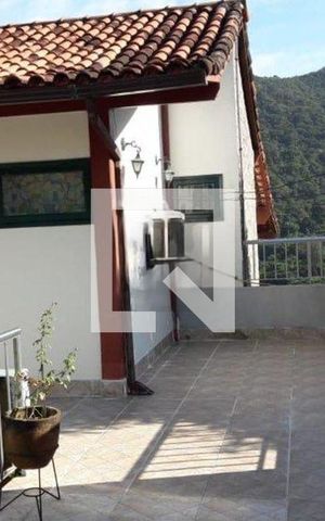 Casa à venda com 206m², 2 quartos e 2 vagas