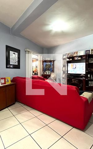 Casa à venda com 81m², 2 quartos e 2 vagas Casa à venda com 81m², 2 quartos e 2 vagasSala