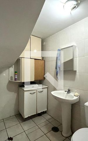 Casa à venda com 81m², 2 quartos e 2 vagas Casa à venda com 81m², 2 quartos e 2 vagasBanheiro do Porão