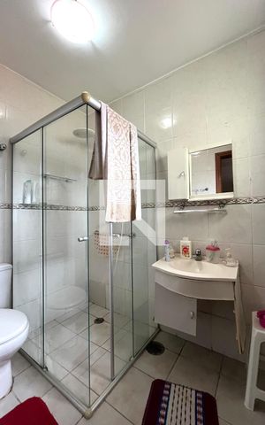 Casa à venda com 81m², 2 quartos e 2 vagas Casa à venda com 81m², 2 quartos e 2 vagasBanheiro da Suíte 1