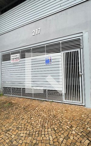 Casa à venda com 700m², 8 quartos e 2 vagas Casa à venda com 700m², 8 quartos e 2 vagasFachada