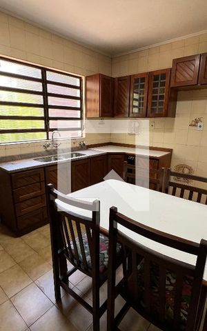 Casa para alugar com 350m², 3 quartos e 6 vagas Casa para alugar com 350m², 3 quartos e 6 vagasCozinha