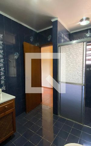 Casa para alugar com 350m², 3 quartos e 6 vagas Casa para alugar com 350m², 3 quartos e 6 vagasBanheiro da Suíte