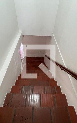 Casa para alugar com 350m², 3 quartos e 6 vagas Casa para alugar com 350m², 3 quartos e 6 vagasEscada