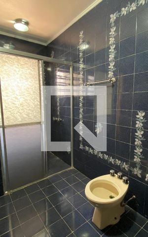 Casa para alugar com 350m², 3 quartos e 6 vagas Casa para alugar com 350m², 3 quartos e 6 vagasBanheiro da Suíte