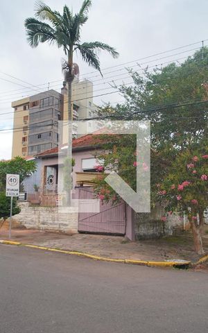 Casa à venda com 286m², 4 quartos e 2 vagas Casa à venda com 286m², 4 quartos e 2 vagasFachada