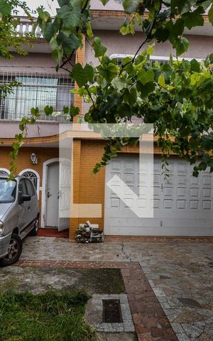 Casa para alugar com 338m², 4 quartos e 6 vagas Casa para alugar com 338m², 4 quartos e 6 vagasGaragem