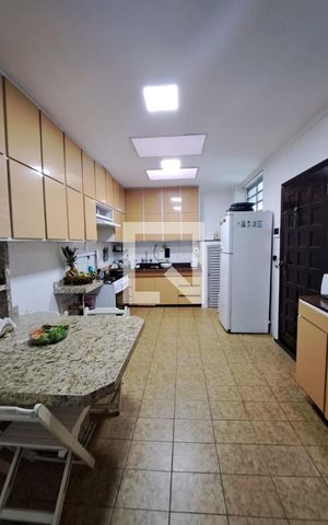 Casa à venda com 315m², 3 quartos e 2 vagas Casa à venda com 315m², 3 quartos e 2 vagasCozinha
