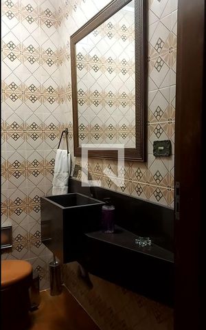 Casa à venda com 315m², 3 quartos e 2 vagas Casa à venda com 315m², 3 quartos e 2 vagasBanheiro
