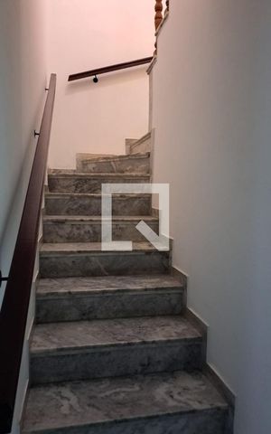 Casa à venda com 315m², 3 quartos e 2 vagas Casa à venda com 315m², 3 quartos e 2 vagasEscada