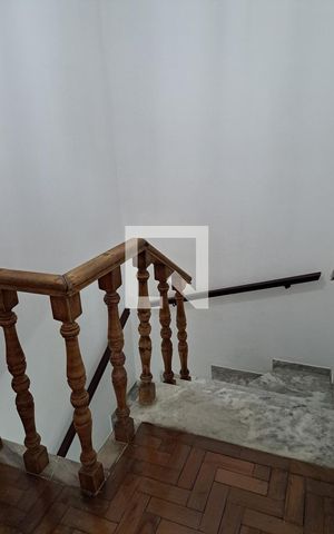 Casa à venda com 315m², 3 quartos e 2 vagas Casa à venda com 315m², 3 quartos e 2 vagasEscada
