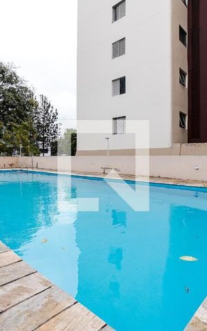 Apartamento à venda com 205m², 3 quartos e 1 vaga Apartamento à venda com 205m², 3 quartos e 1 vagaÁrea comum - Piscina