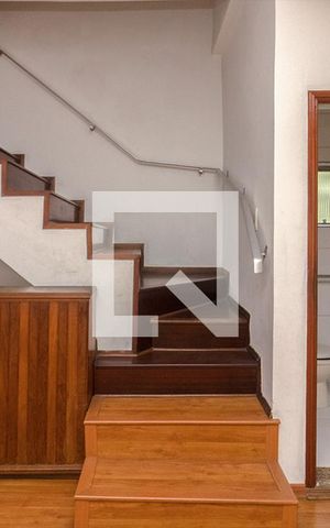 Casa à venda com 120m², 2 quartos e 1 vaga Casa à venda com 120m², 2 quartos e 1 vagaEscada