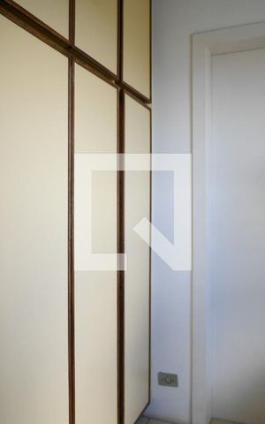 Apartamento à venda com 200m², 3 quartos e 2 vagas Apartamento à venda com 200m², 3 quartos e 2 vagasQuarto de Serviço