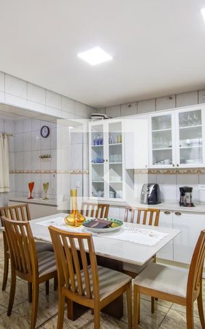Casa à venda com 150m², 3 quartos e 5 vagas Casa à venda com 150m², 3 quartos e 5 vagasCopa e Cozinha