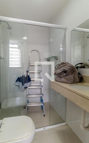 Apartamento à venda com 322m², 4 quartos e 2 vagas Apartamento à venda com 322m², 4 quartos e 2 vagasBanheiro de Serviço