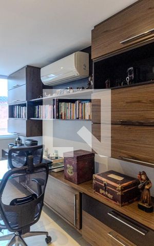 Apartamento à venda com 322m², 4 quartos e 2 vagas Apartamento à venda com 322m², 4 quartos e 2 vagasEscritório