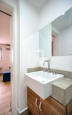 Apartamento à venda com 70m², 2 quartos e 2 vagas Apartamento à venda com 70m², 2 quartos e 2 vagasBanheiro social