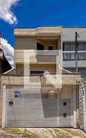 Casa à venda com 135m², 3 quartos e 4 vagas Casa à venda com 135m², 3 quartos e 4 vagasFachada