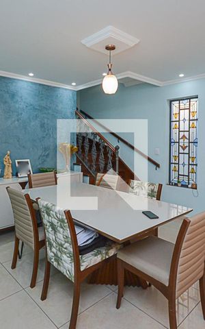 Casa à venda com 200m², 2 quartos e 2 vagasSala