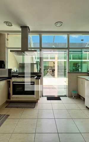 Casa à venda com 539m², 4 quartos e 5 vagasCozinha salão de festas 