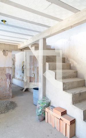 Casa à venda com 520m², 3 quartos e 1 vagaCasa dos Fundos em Construção