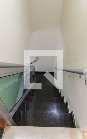 Casa à venda com 380m², 3 quartos e 5 vagas Casa à venda com 380m², 3 quartos e 5 vagasEscada