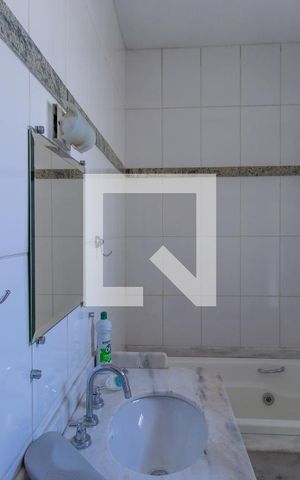Casa de condomínio para alugar com 3m², 4 quartos e 2 vagas Casa de condomínio para alugar com 3m², 4 quartos e 2 vagasBanheiro da Suíte