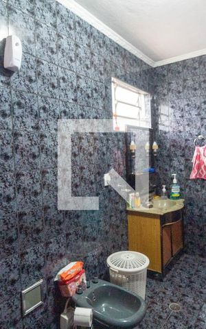 Casa à venda com 240m², 4 quartos e 3 vagas Casa à venda com 240m², 4 quartos e 3 vagasBanheiro 2