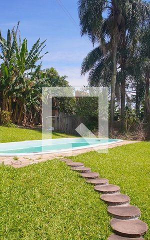 Casa à venda com 300m², 4 quartos e 3 vagas Casa à venda com 300m², 4 quartos e 3 vagasPiscina