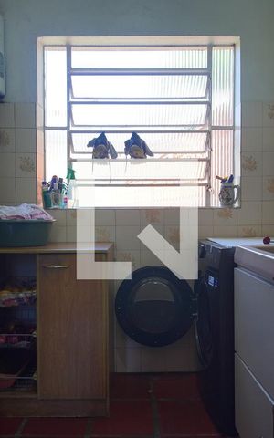 Casa à venda com 300m², 4 quartos e 3 vagas Casa à venda com 300m², 4 quartos e 3 vagasÁrea de Serviço