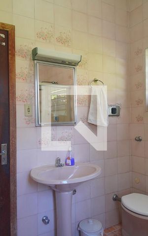 Casa à venda com 300m², 4 quartos e 3 vagas Casa à venda com 300m², 4 quartos e 3 vagasBanheiro 2