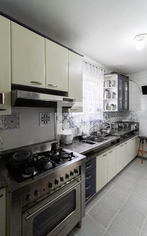 Casa à venda com 232m², 3 quartos e 3 vagas Casa à venda com 232m², 3 quartos e 3 vagasCozinha