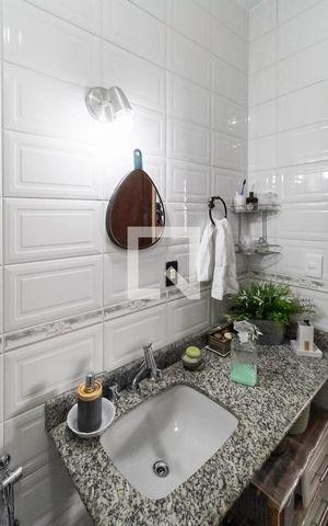 Casa à venda com 232m², 3 quartos e 3 vagas Casa à venda com 232m², 3 quartos e 3 vagasBanheiro social