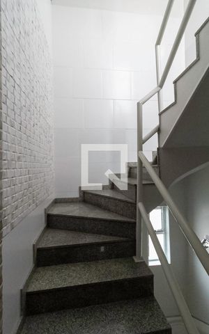 Casa à venda com 232m², 3 quartos e 3 vagas Casa à venda com 232m², 3 quartos e 3 vagasEscada