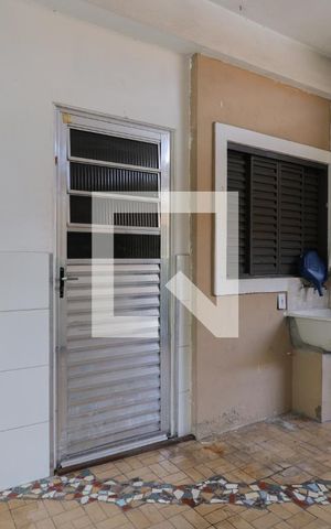 Casa à venda com 201m², 5 quartos e 4 vagas Casa à venda com 201m², 5 quartos e 4 vagasCasa 1 - Área de serviço