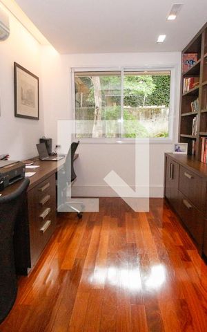 Casa à venda com 640m², 6 quartos e 6 vagasEscritório