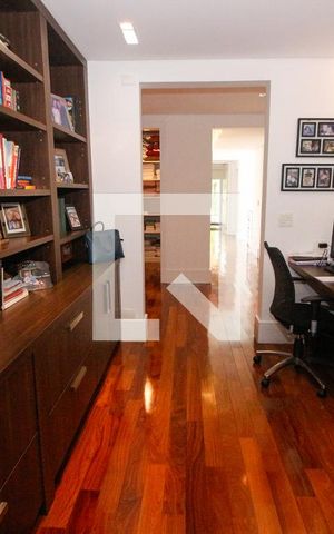 Casa à venda com 640m², 6 quartos e 6 vagasEscritório